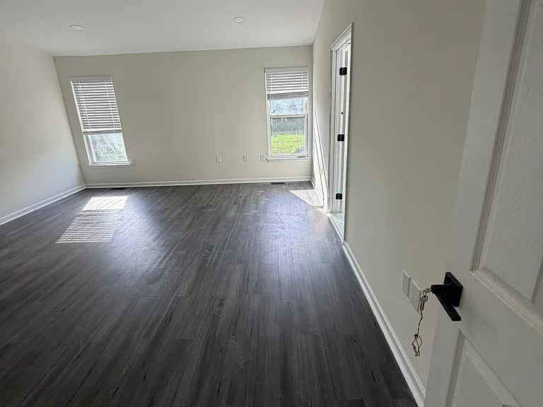 Spacious main bedroom
