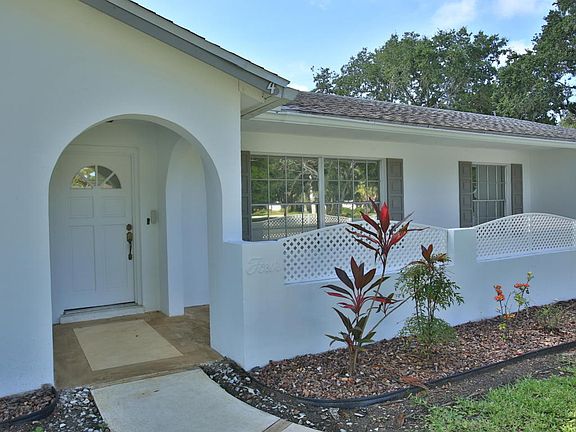 2nd image of 4 Tiffany Cir