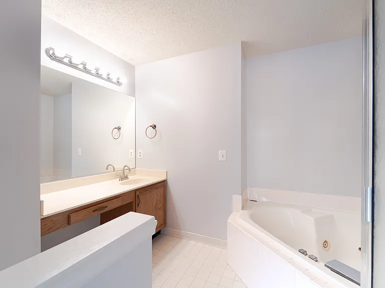 413 Lakeview Ct — Photo 38