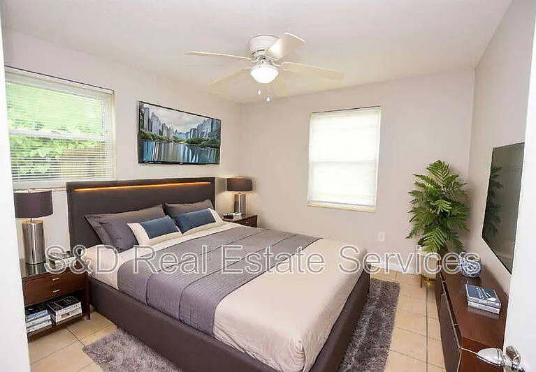 1424 Phyllis St — Photo 14