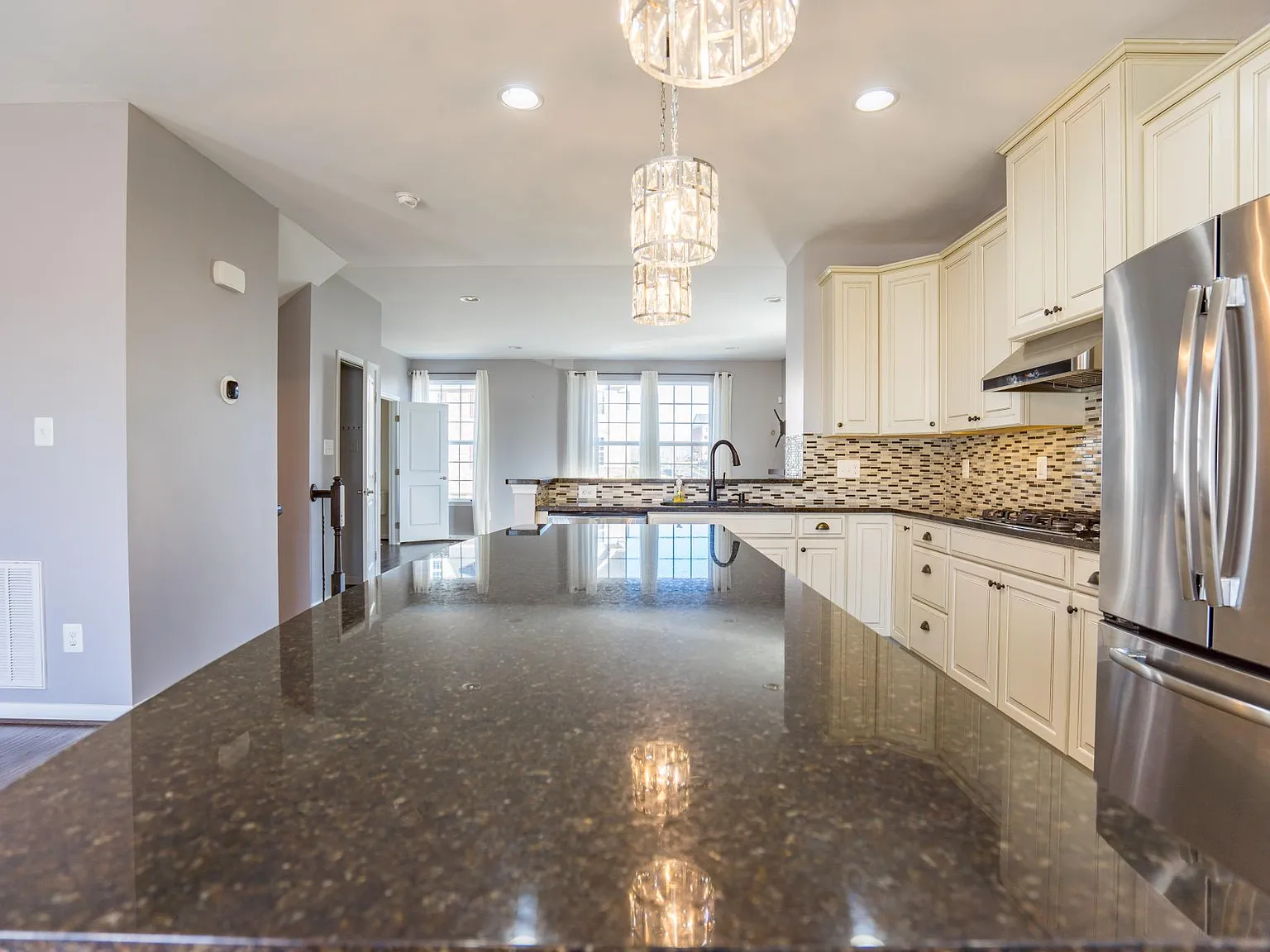 3 bed, 2418 sqft, $3,250 — Photo 4