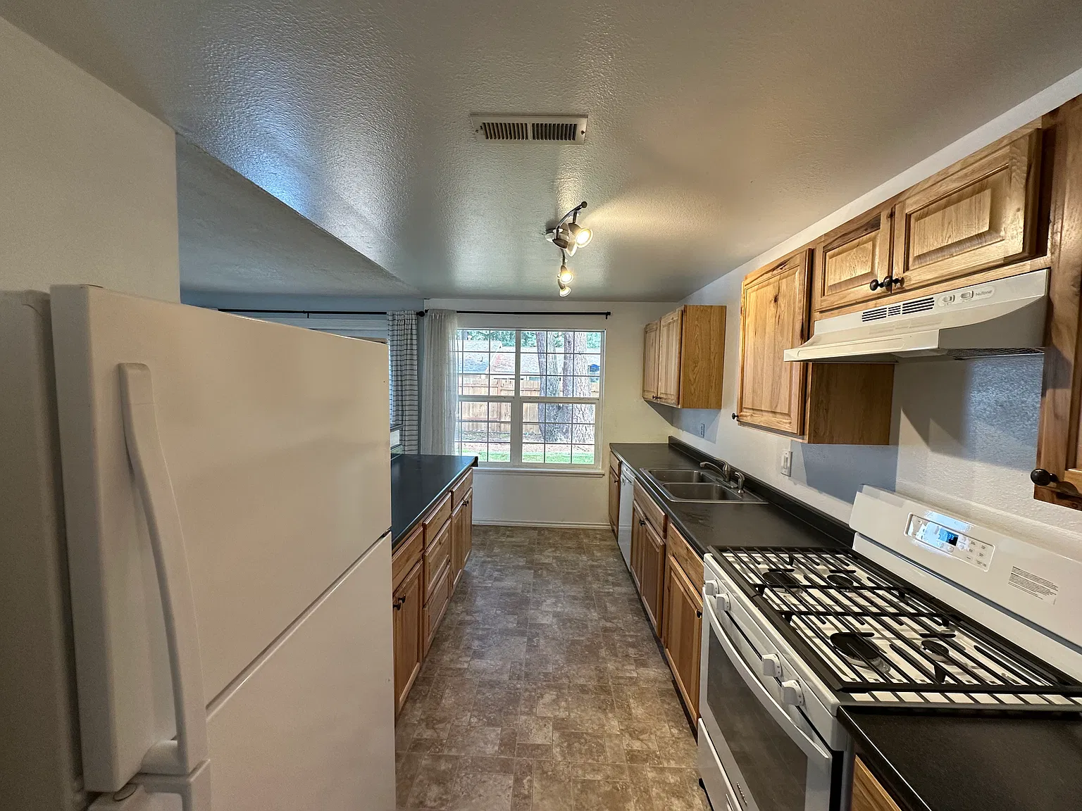 3 bed, 1.5 bath, 1120 sqft, $2,725 — Photo 3