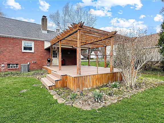 3rd image of 17 W Oakwood Way