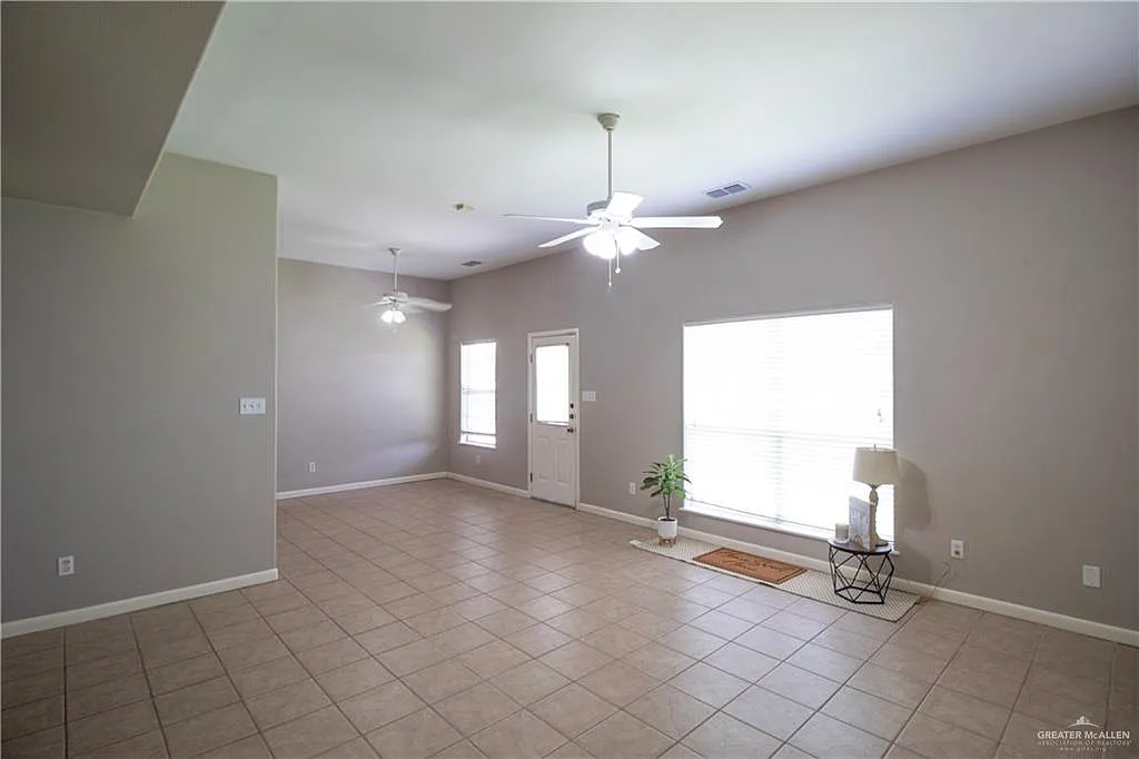 3 bed, 2.5 bath, 1743 sqft, $1,695 — Photo 3