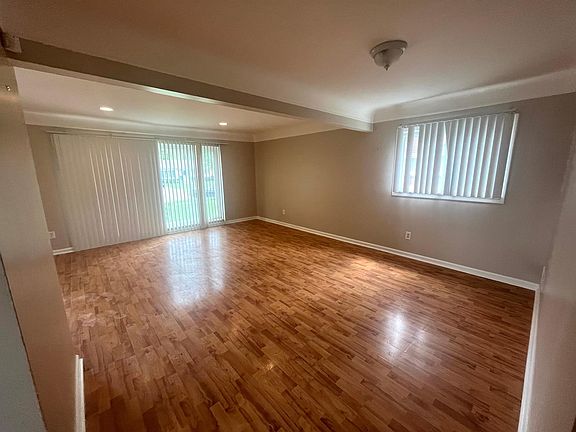 5th image of 21461 Westhampton Ave