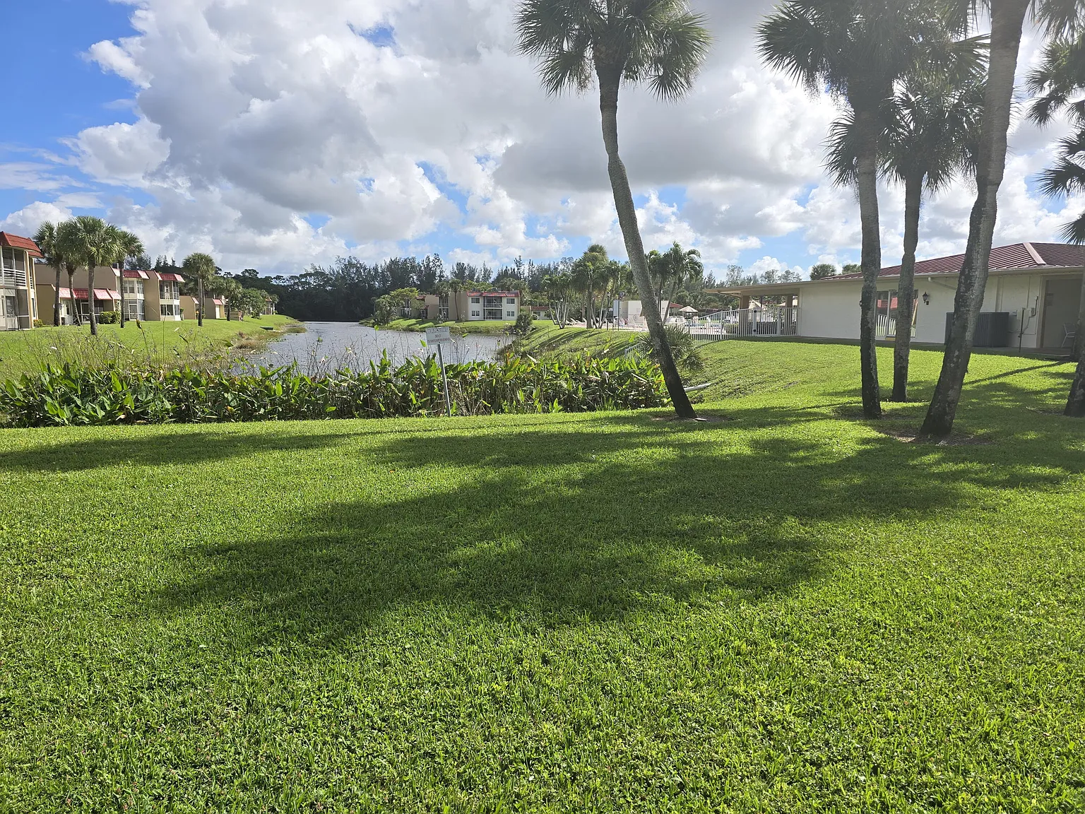 2 bed, 2.0 bath, 888 sqft, $1,600 — Photo 2