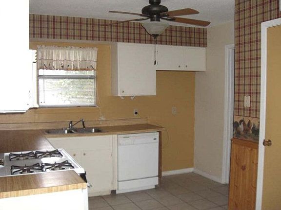 2nd image of 1411 Avenue B