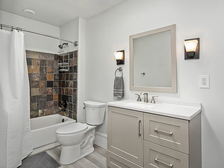 2455 Arlington Cres #C — Photo 24