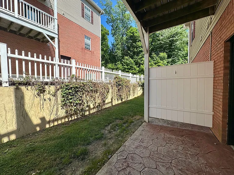 Rand Powell Apartment Homes — Photo 32