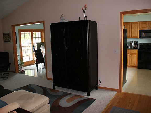 4th image of 1041 Summerhill Dr