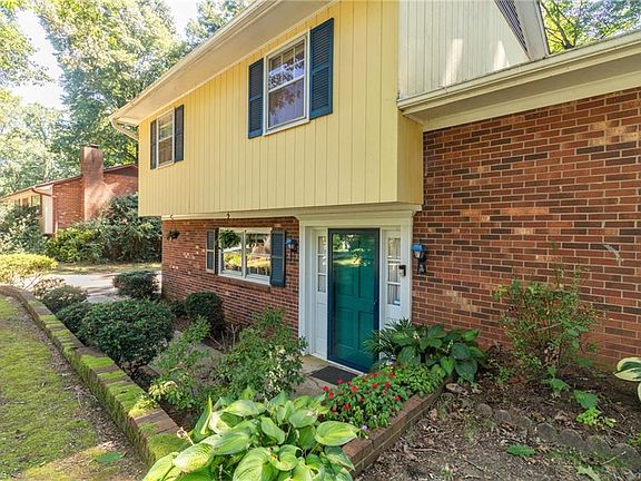 5th image of 166 Charlotte Pl