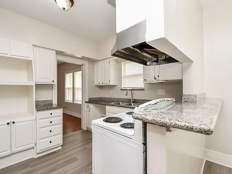 5049 Jefferson St #B — Photo 16