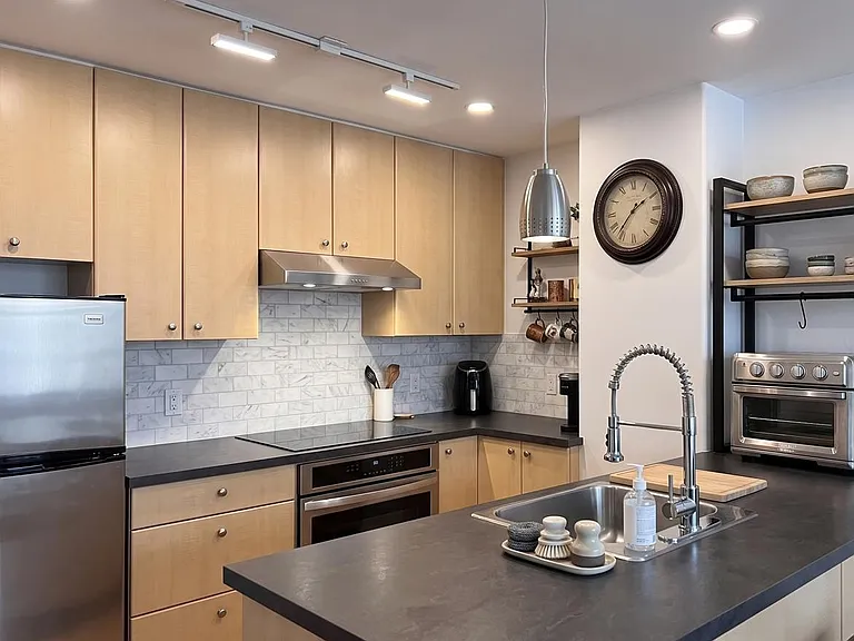 1300 Granville St #8499 — Photo 3