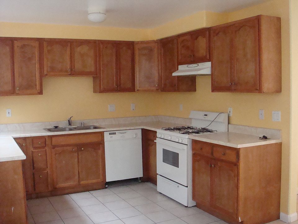 2nd image of 13914 Bessemer St Unit 2