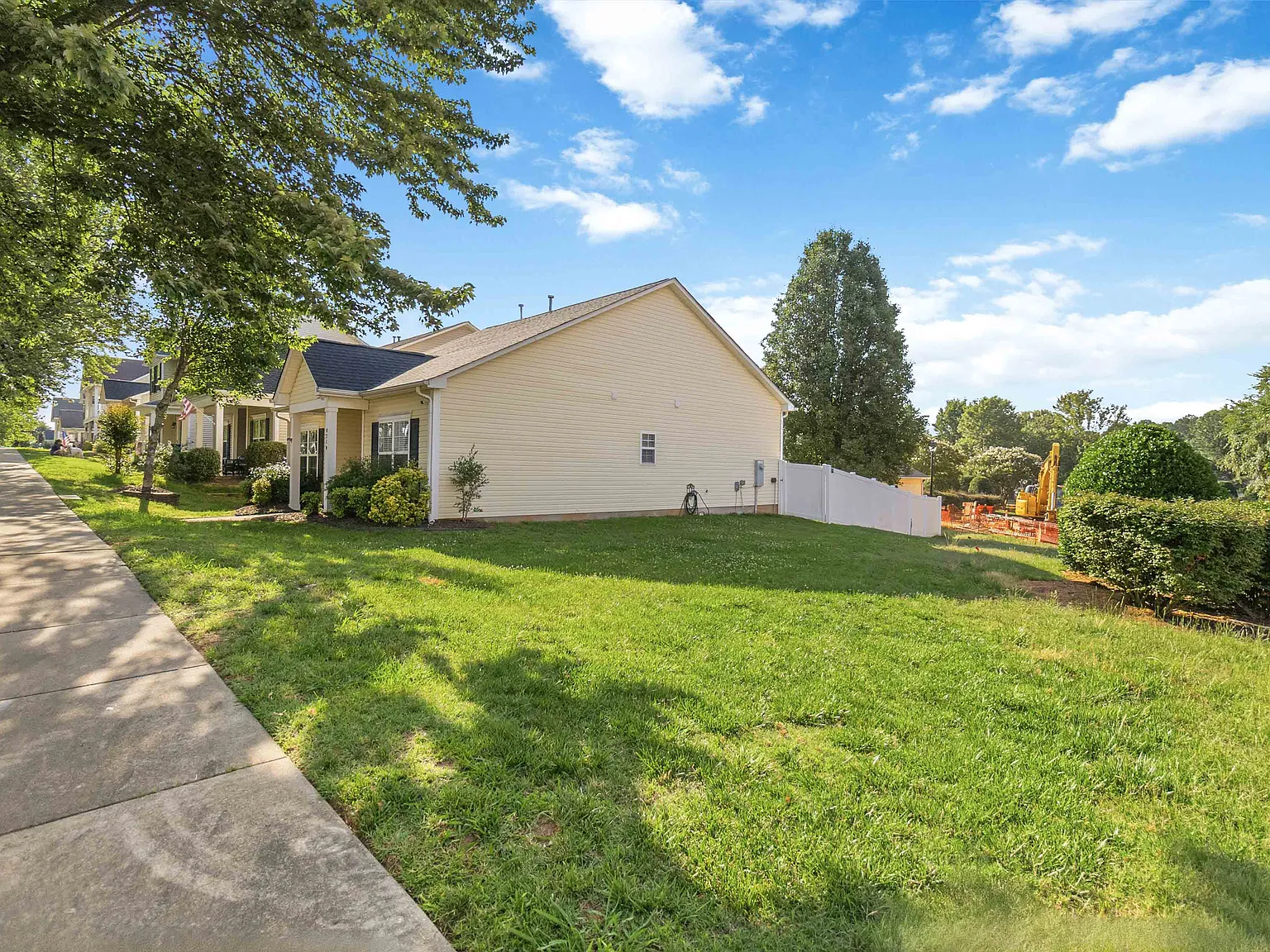 3 bed, 1290 sqft, $2,300 — Photo 4