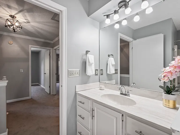 4690 Lindbergh Dr — Photo 31