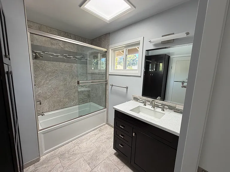 Primary bath her section
