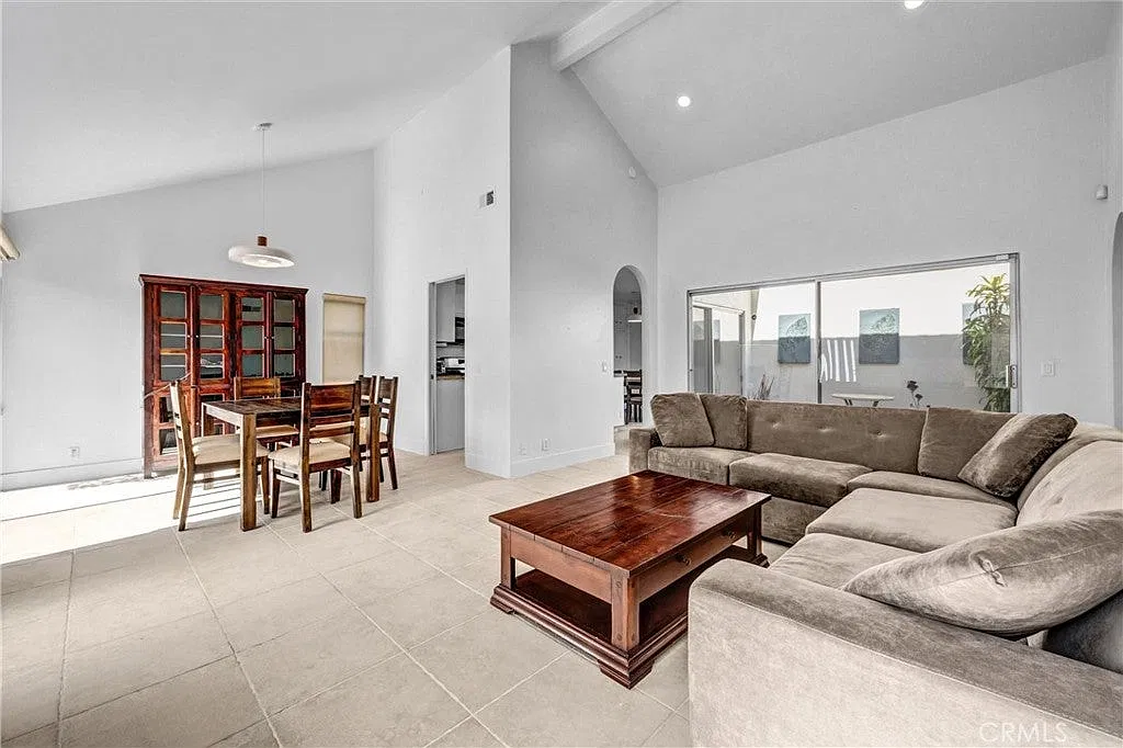 2 bed, 1250 sqft, $4,195 — Photo 1