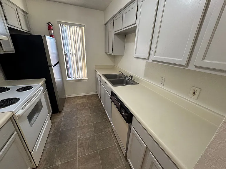 801 SE 4th St #103 — Photo 10