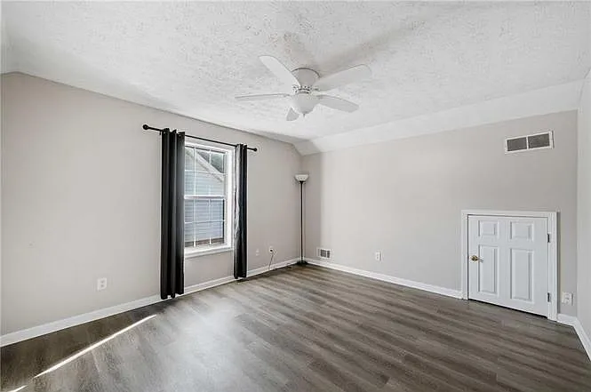 2 bed, 1.5 bath, 1000 sqft, $1,595 — Photo 3
