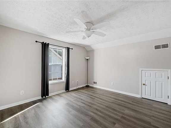 3rd image of 4900 Pinehurst Cir #B