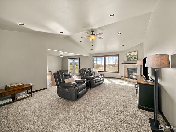 4th image of 229 Sun Valley Drive