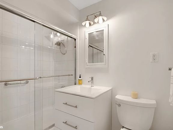 5th image of 370 E 76th St APT C1005