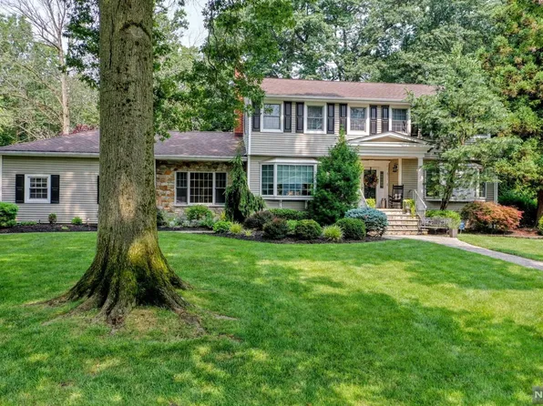 471 Florence Ave, Wyckoff, NJ 07481