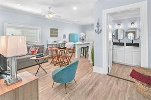 2 bed, 1.0 bath, 896 sqft, $2,100 — Photo 1