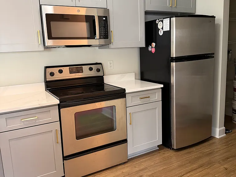 Kitchen, stainless appliances