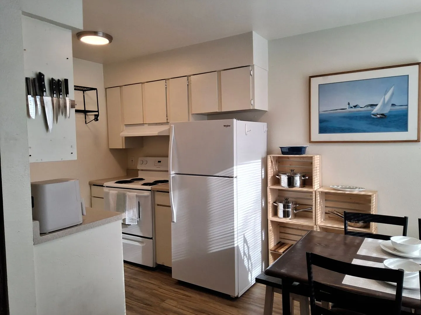 Midtown Furnished 1 Bedroom — Photo 3