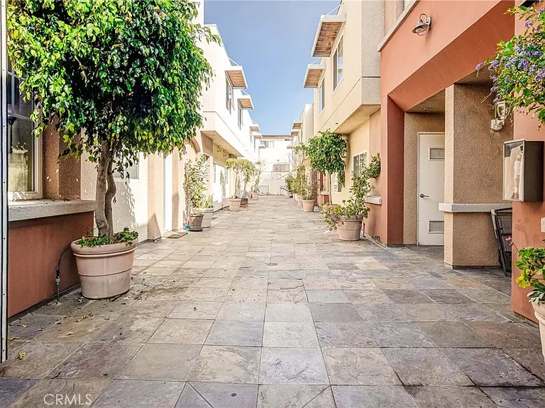532 N Mariposa Ave #104 — Photo 4