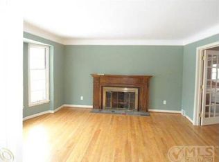 887 S Brys Dr, Grosse Pointe Woods, MI 48236