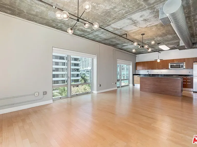 645 W 9th St #500 — Photo 7