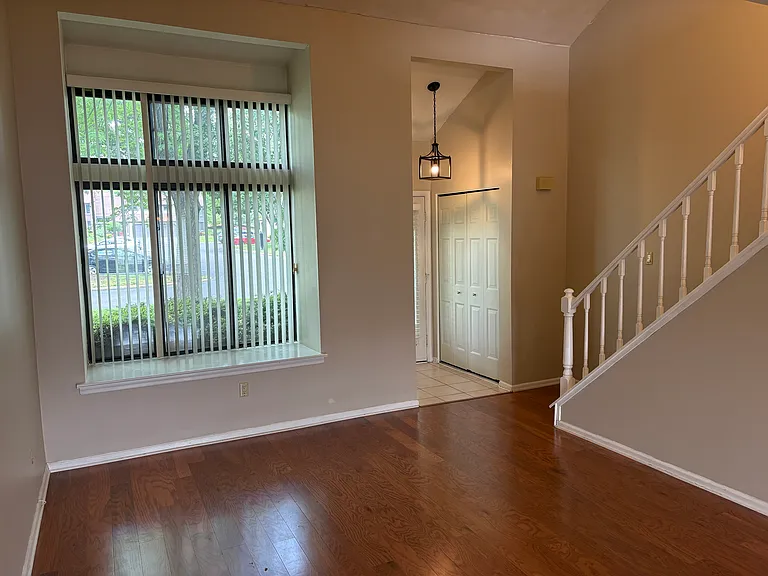 323 Milford Ct — Photo 6