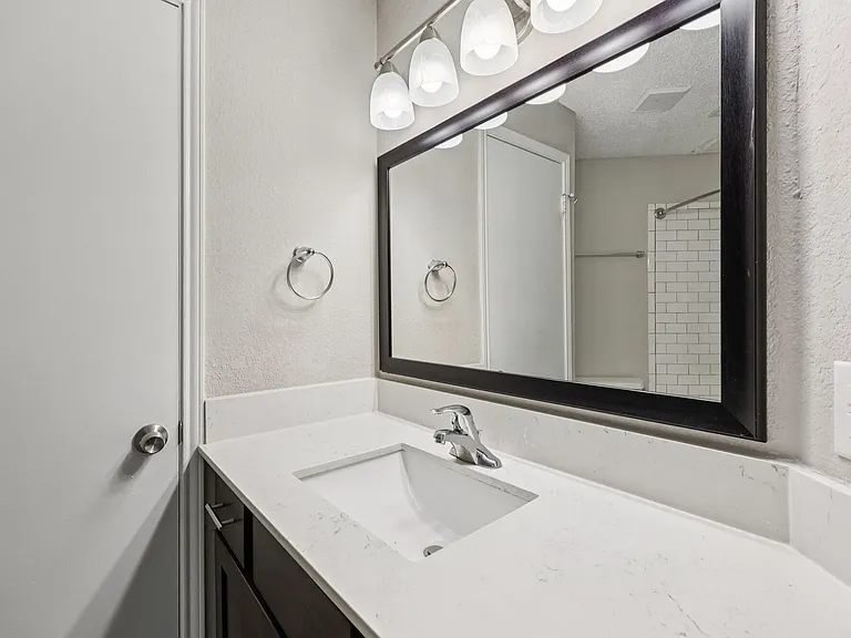 Oaks White Rock — Photo 7