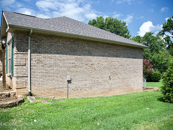 2nd image of 5621 Reinhardt Ln