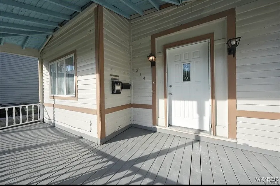 214 W Ferry St — Photo 2