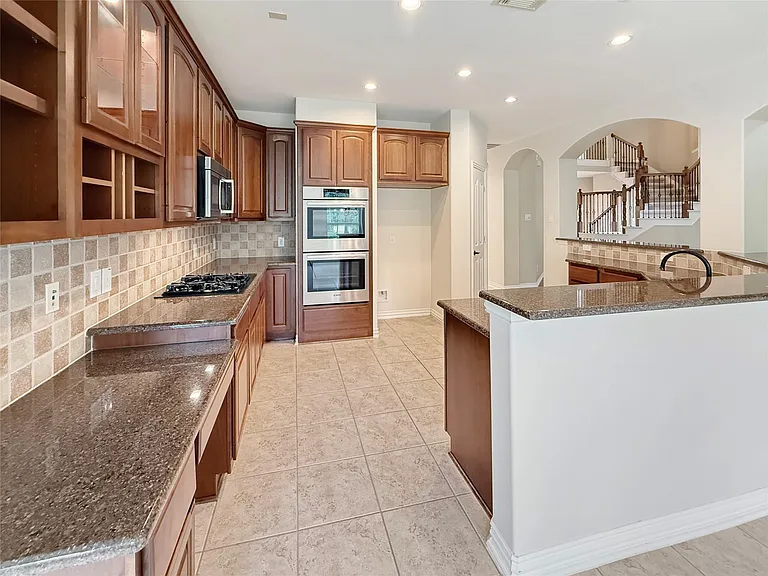 110 W Lansdowne Cir — Photo 9