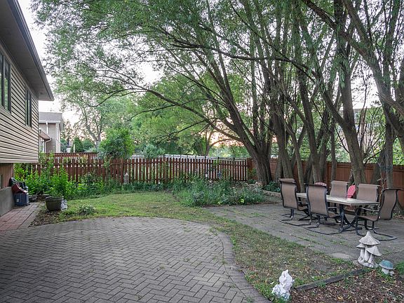 3rd image of 8 W Beech Dr