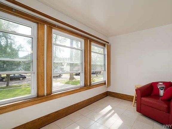 4th image of 396 Villa Ave