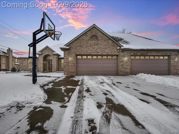 19201 N Grisham Dr E, Macomb, MI 48044