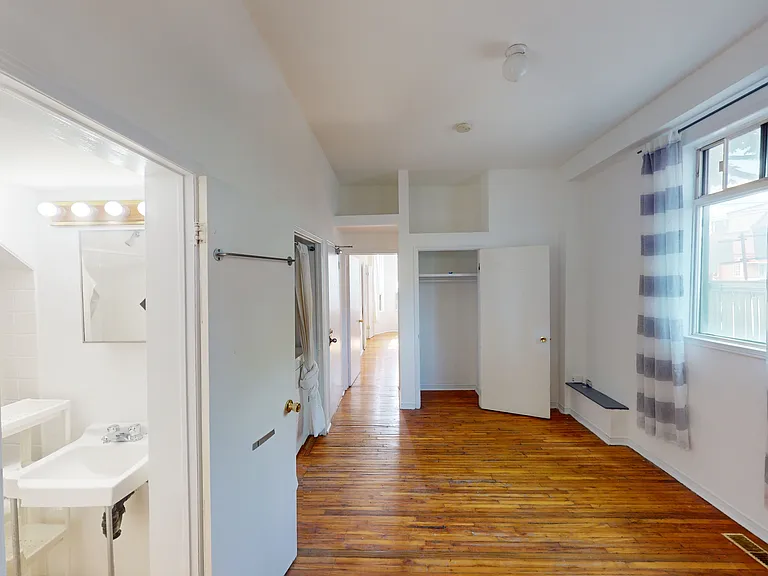 221 Bathurst St #4 — Photo 9