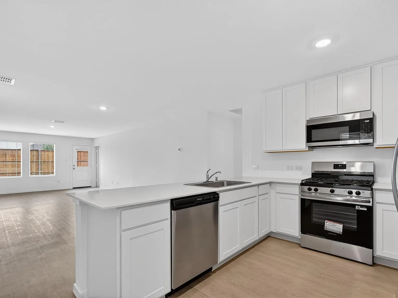 4 bed, 1630 sqft, $1,800 — Photo 4