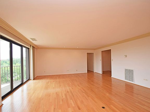 5th image of 5300 Hamilton Ave Unit 604