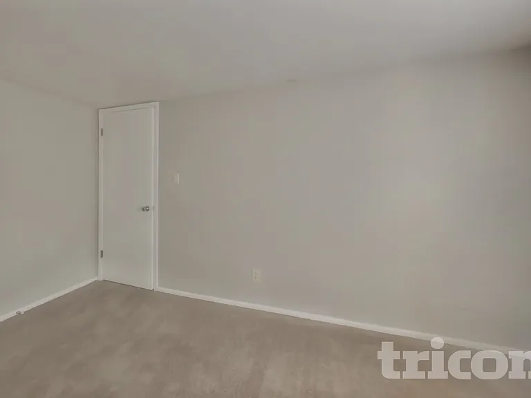 3031 W Mercer Ln — Photo 8
