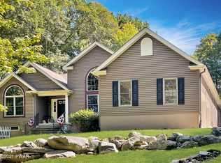 106 Lynric Ct, Shohola, PA 18458