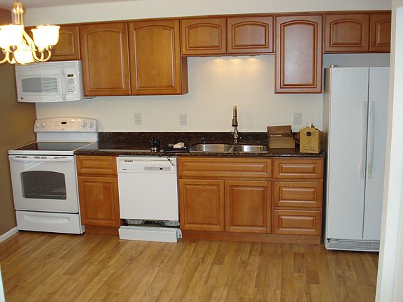 From the hall to the kitchen