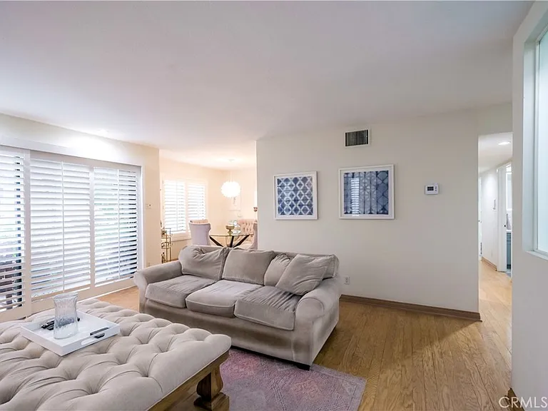 4425 Whitsett Ave — Photo 4