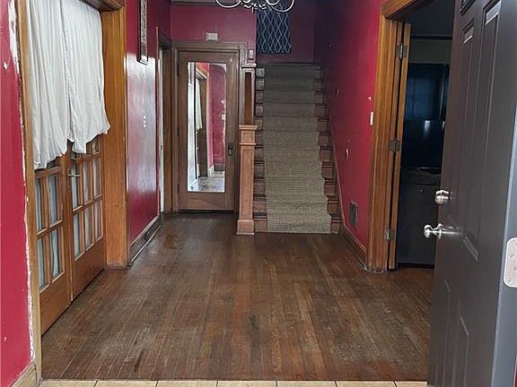 3rd image of 640 Kenwood Ave
